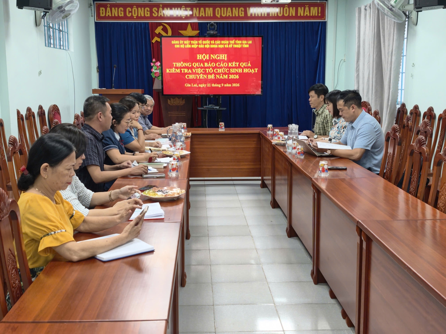 Quang cảnh buổi làm việc